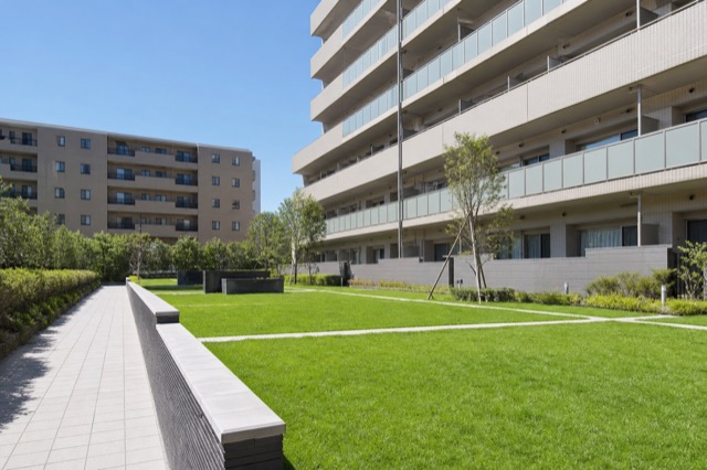 アパート、集合住宅の草刈り対象イメージ（風景・建物。人物なし）
