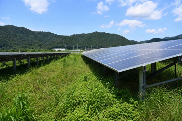 太陽光発電所の草刈り対象イメージ（風景・建物。人物なし）