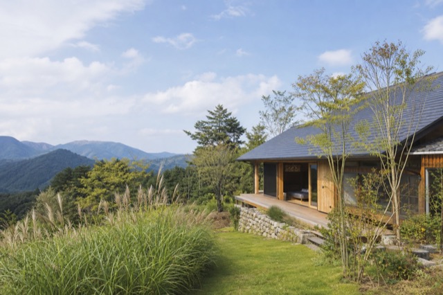 別荘、別荘地の草刈り対象イメージ（風景・建物。人物なし）